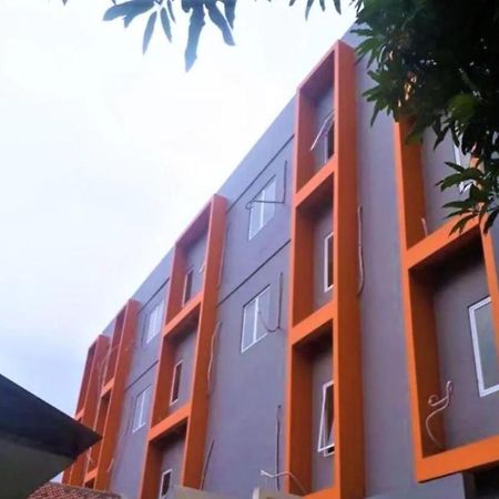 Giant Kost Hotel Tangerang Exterior photo