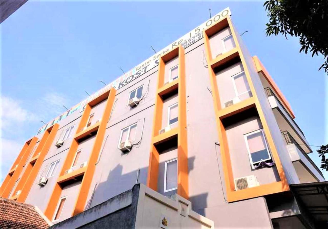 Giant Kost Hotel Tangerang Exterior photo