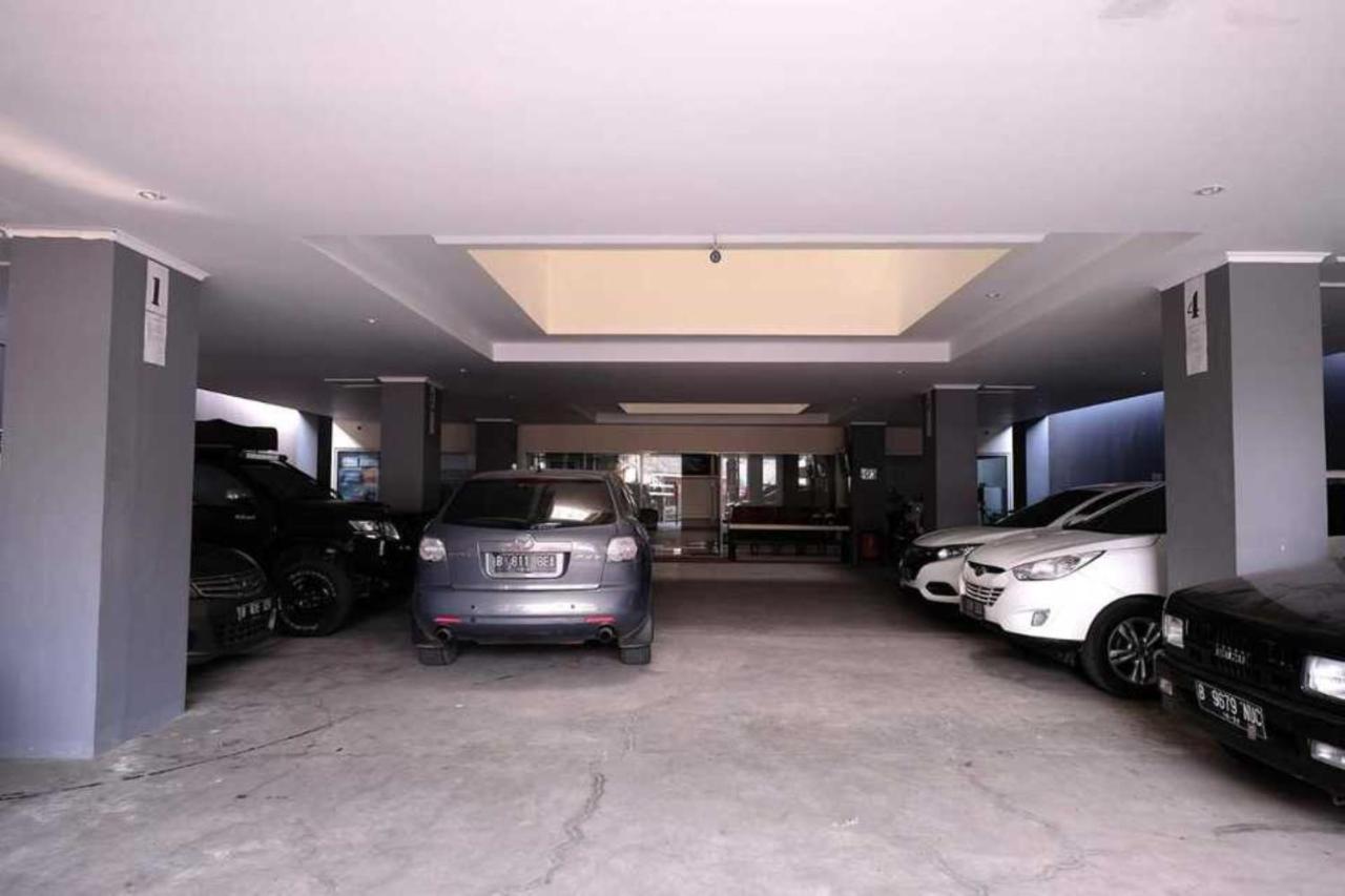 Giant Kost Hotel Tangerang Exterior photo