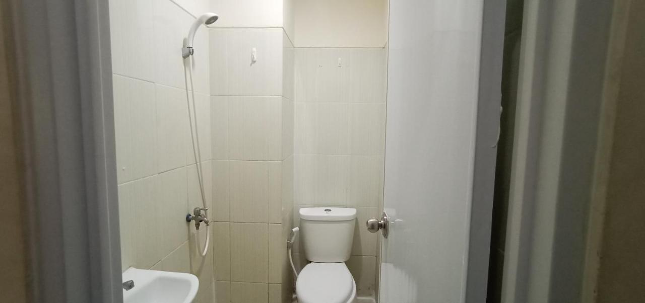 Giant Kost Hotel Tangerang Exterior photo